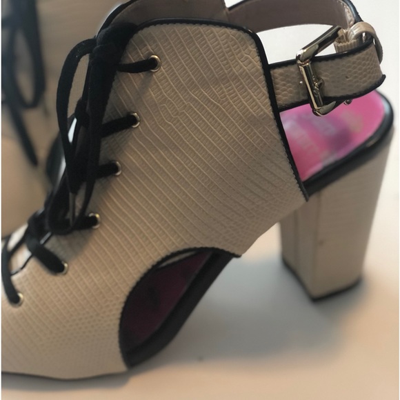 Juicy Couture Open Toe laced Sandal - Picture 7 of 8